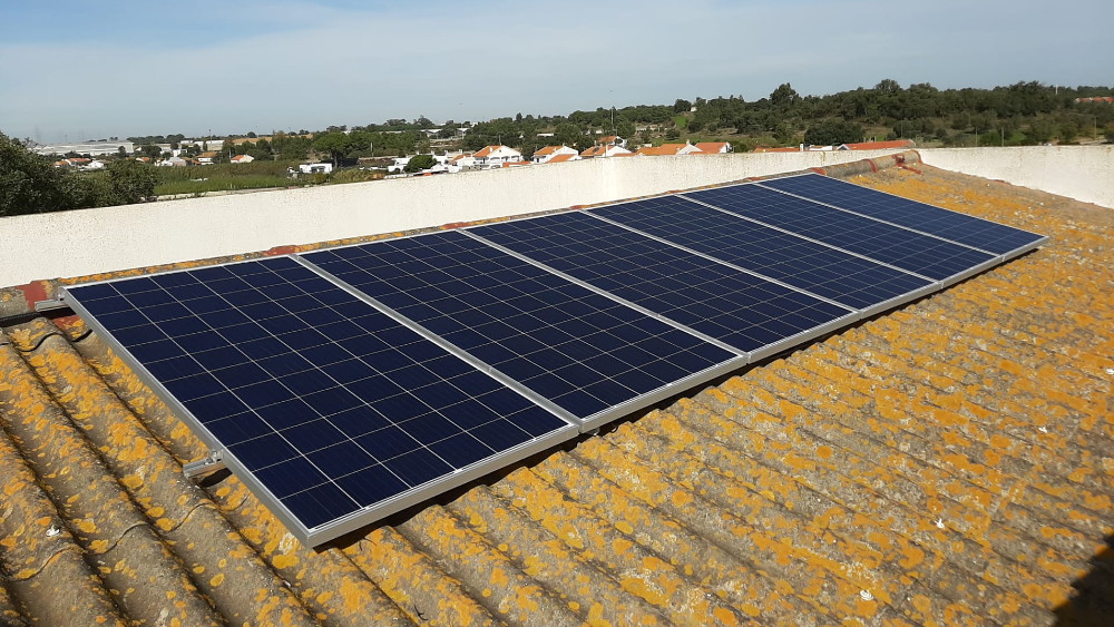 Instalação de painéis fotovoltaicos na cobertura da sede