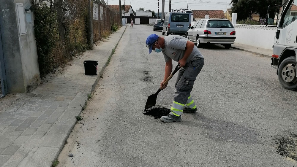 Operações da equipa de tapa buracos no asfalto