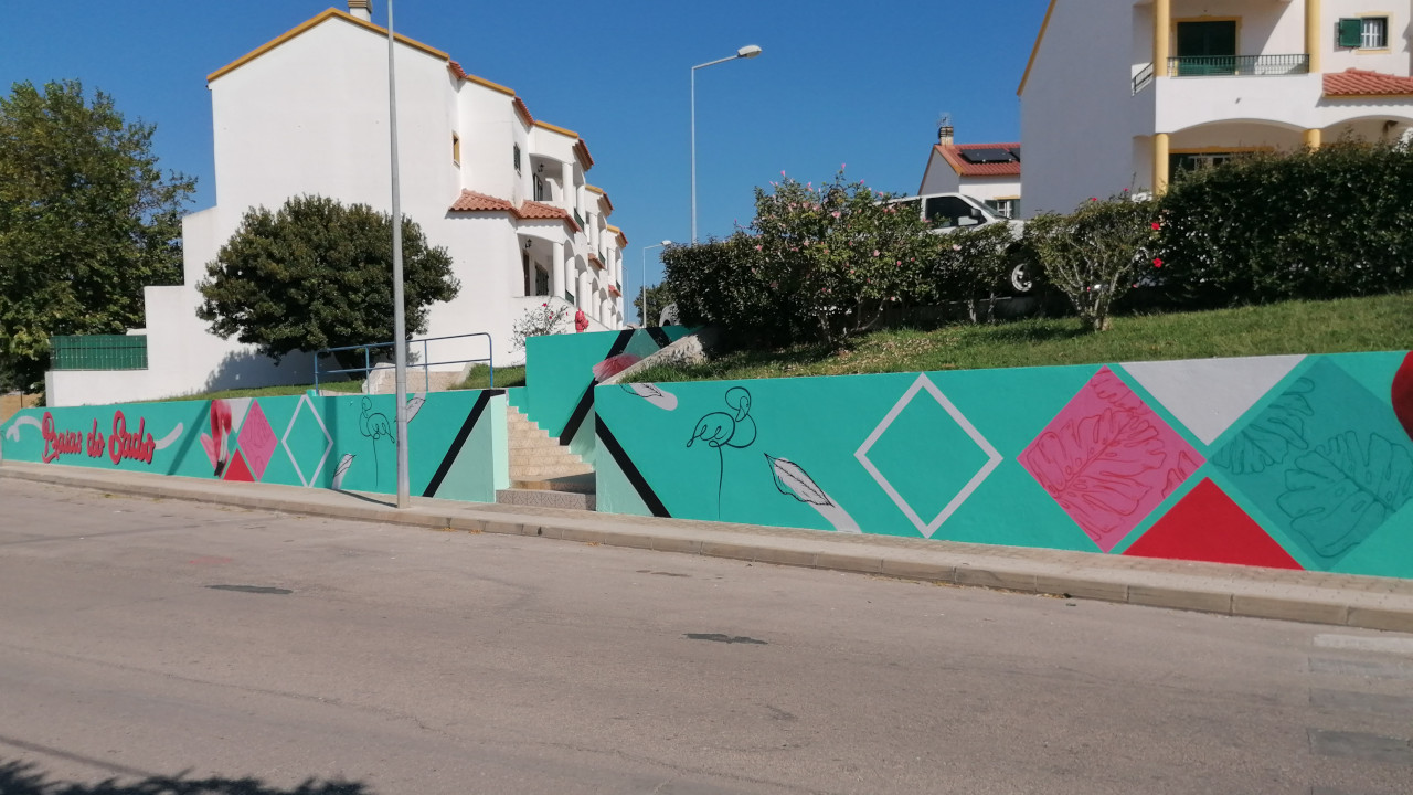 Pintura de um novo mural na rua Principal das Praias do Sado